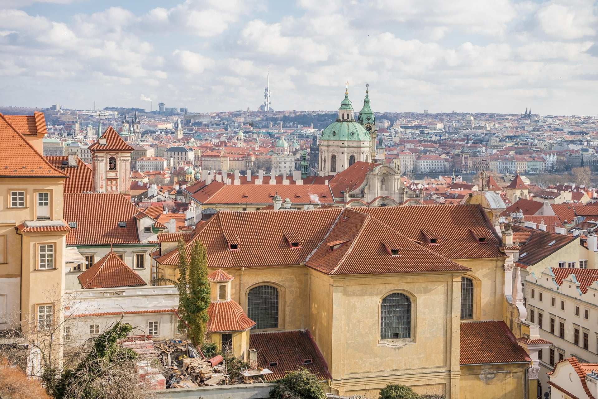     Bleisure Travel 2026: Staying Reachable on a Work-Plus-Holiday Trip