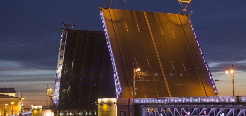 Raising bridge at Whitenight Festival 